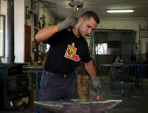 Un giorno in Fucina: Creare un oggetto in ferro battuto